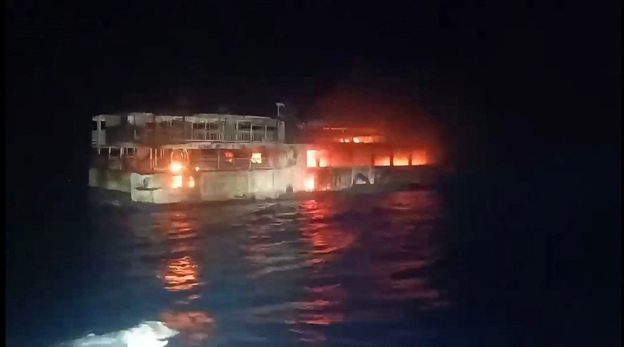 Balsa pegou fogo na costa de Palawan