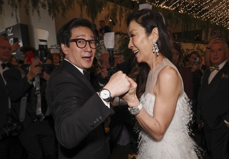 Ke Huy Quan e Michelle Yeoh no Governors Ball — Foto: Getty Images