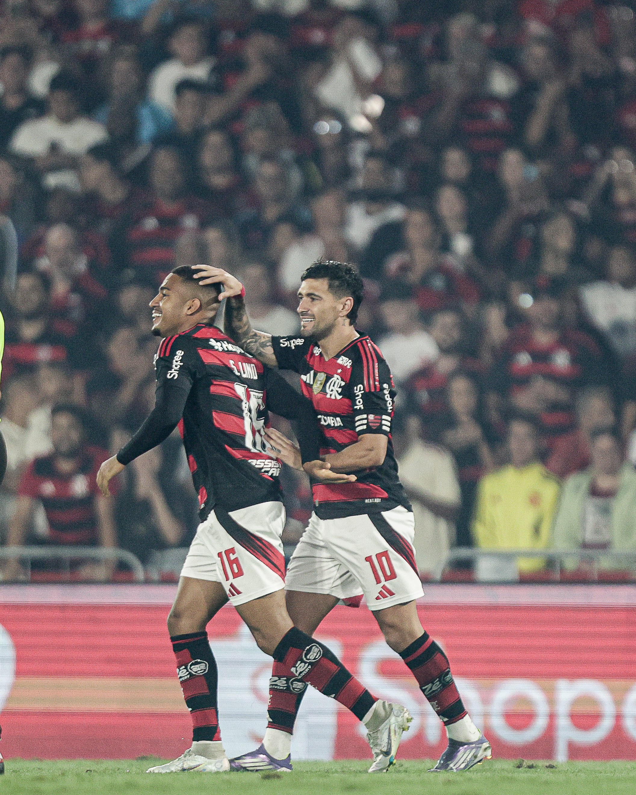 Flamengo fulminante aplica goleada história no Vitória em noite inspirada do ataque
