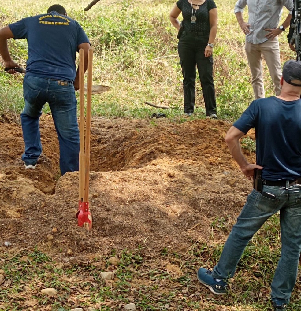 Corpos das quatro pessoas foram encontrados enterrados em um sítio — Foto: Reprodução