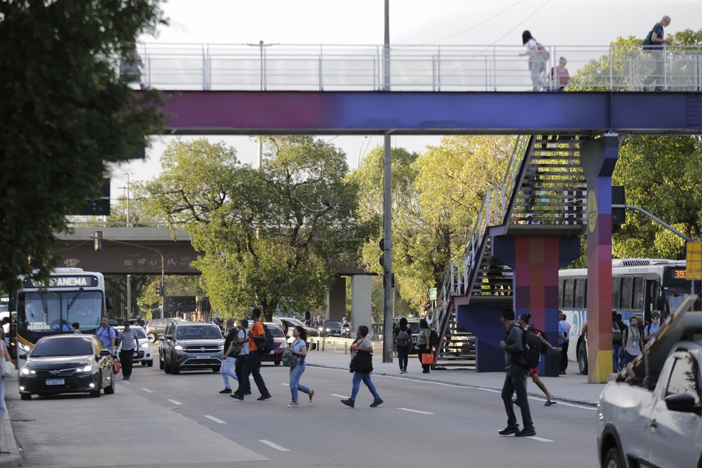 Risco. Pedestres atravessam a Avenida Francisco Bicalho, na Leopoldina: infração prevista em lei — Foto: Domingos Peixoto