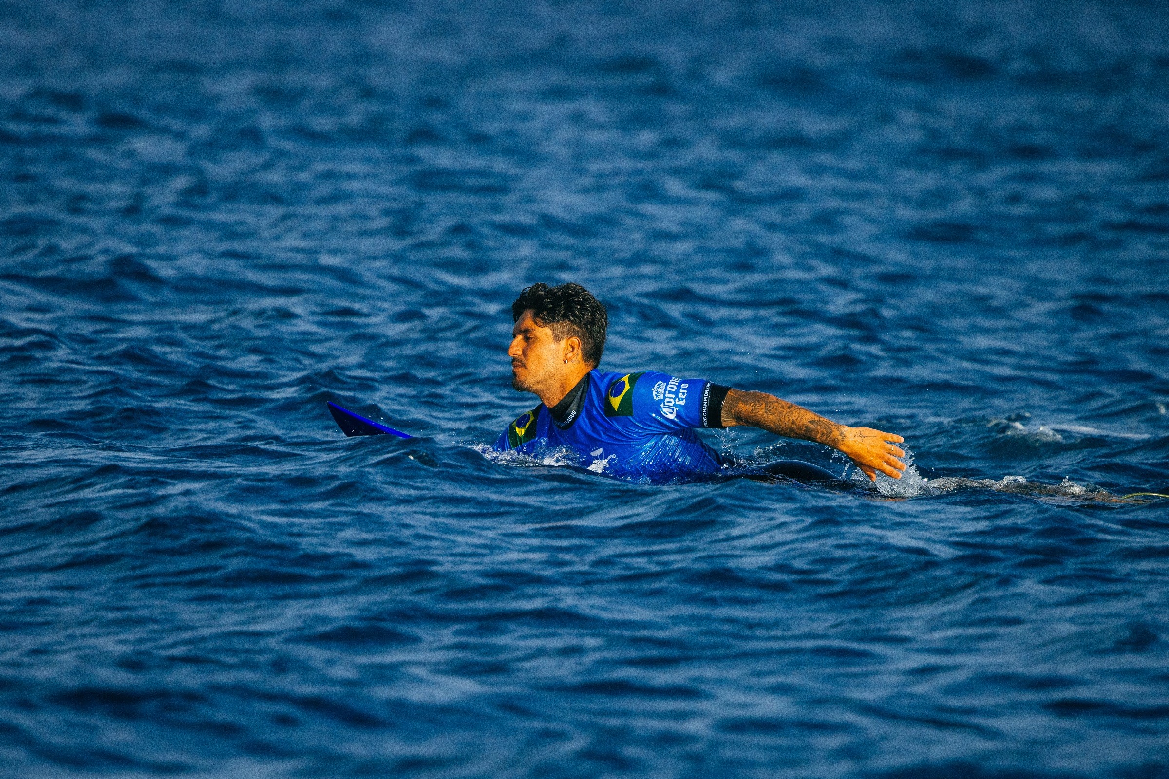 Gabriel Medina tira nota 10 com tubo, mas perde final para americano em Fiji - QTU Questões do Universo