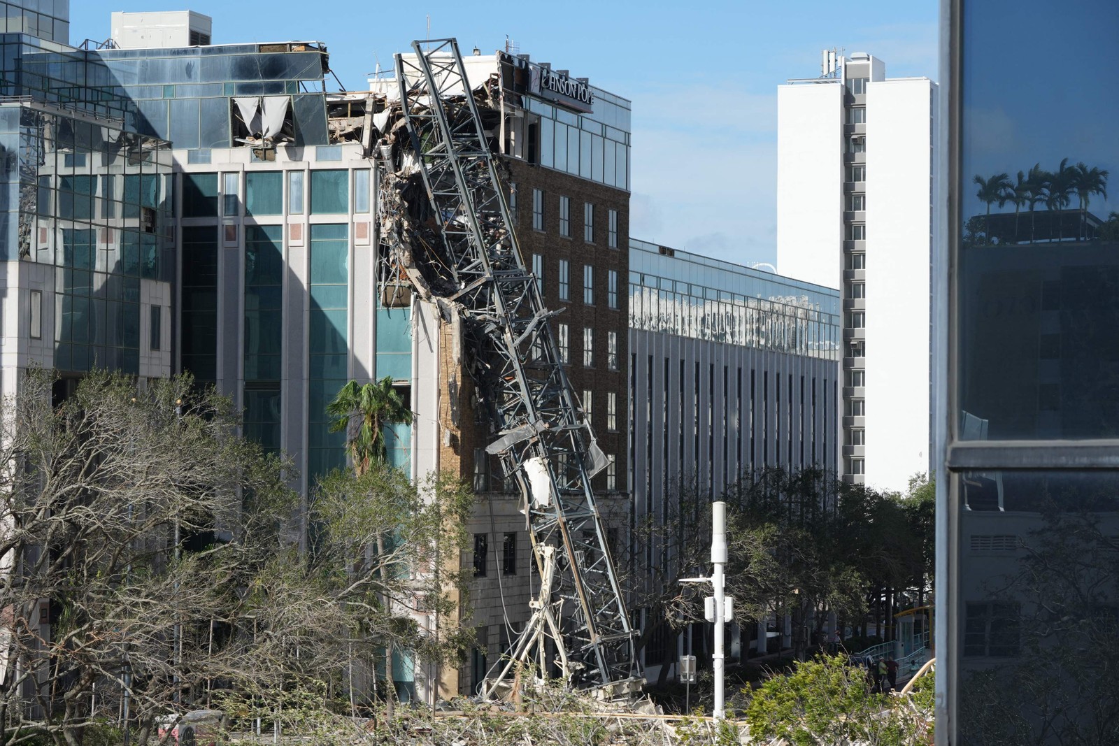 Uma grua desabou sobre um prédio no centro de São Petersburgo, na Flórida, após a passagem do Furacão Milton em 10 de outubro de 2024 — Foto: Bryan R. SMITH / AFP