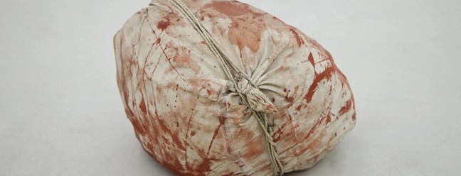 'Trouxa de Sangue' (1969), de Artur Barrio — Foto: Divulgação