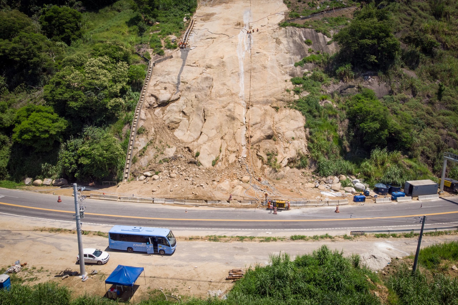 Obras de contenção de encostas próximo à Conceição de Jacareí, Angra — Foto: Brenno Carvalho/Agência O Globo