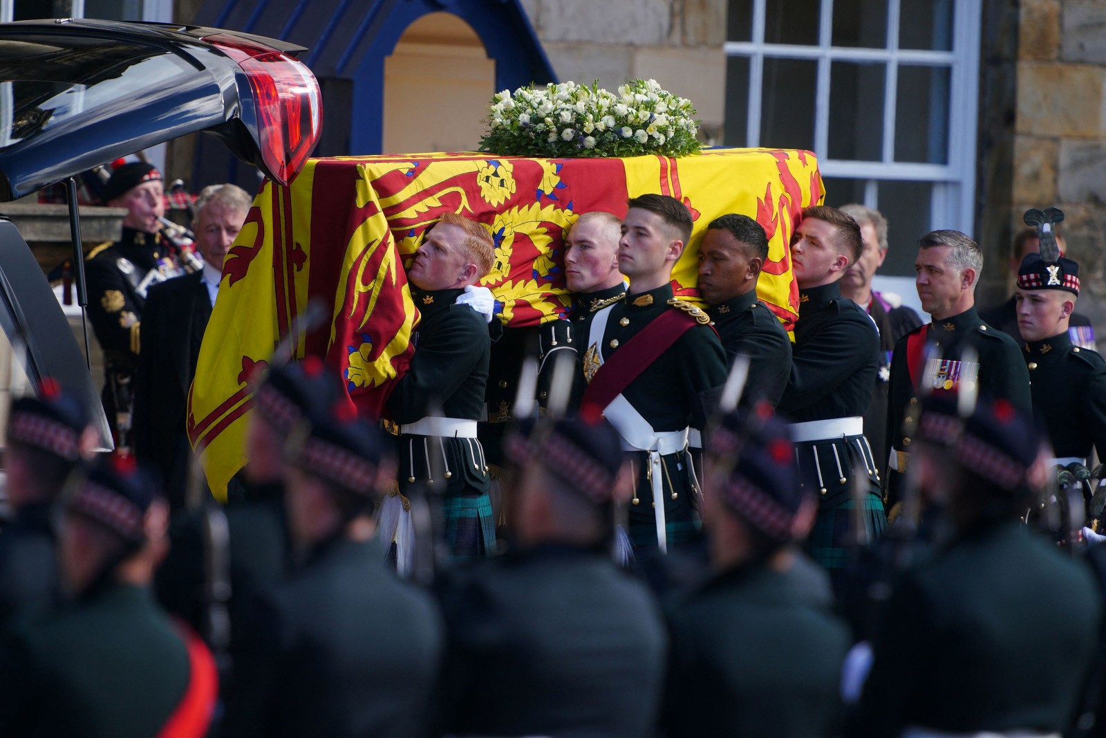 Caixão da rainha Elizabeth II foi envolto no estandarte real da Escócia — Foto: JON SUPER/AFP