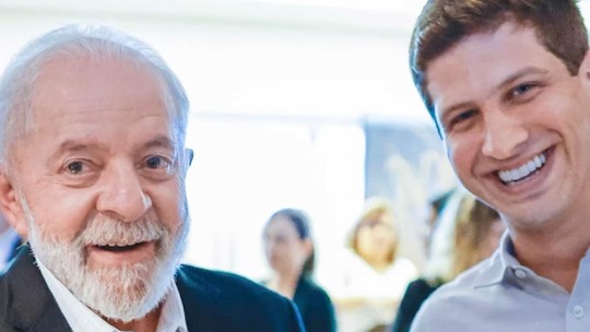 Em meio a negociações pela vice, Lula ganha meias de capivara do prefeito João Campos no Recife: 'Tem que ter estilo'