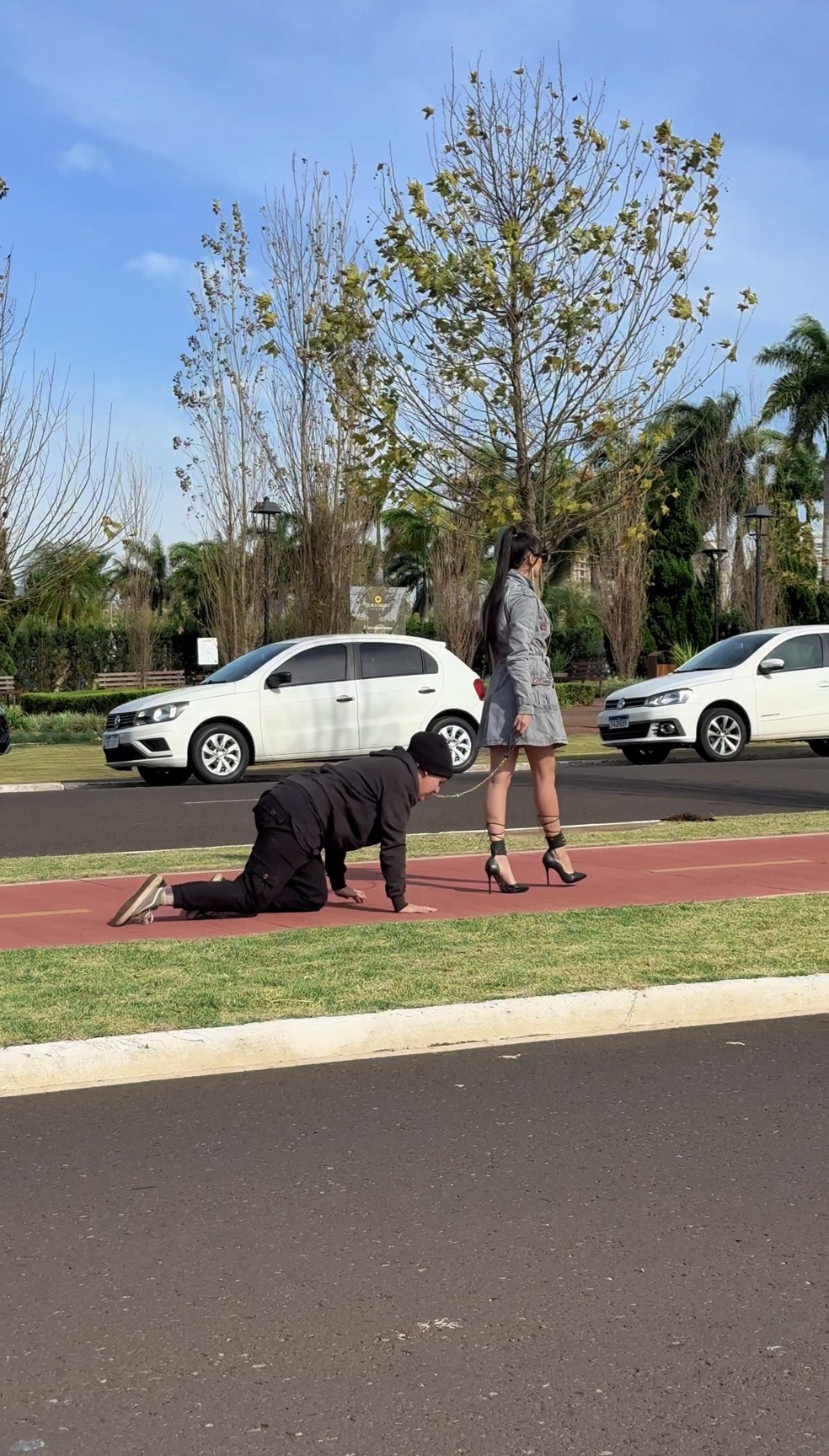 Influenciadora Maia Lozano viraliza com vídeo andando com ‘pet humano’ na coleira — Foto: Divulgação