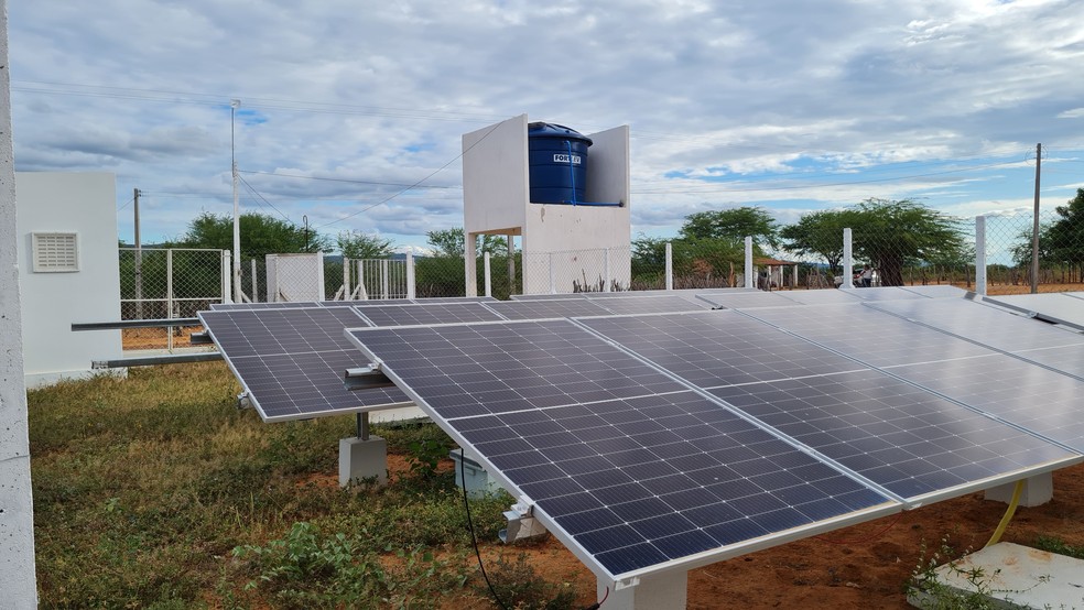 Placas solares instaladas pela ONG Amigos do Bem no Pernambuco — Foto: Divulgação