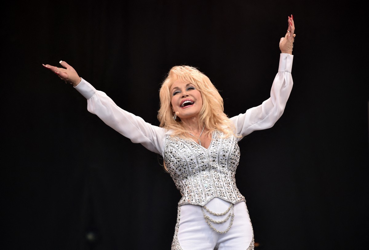 Dolly Parton pediu anos antes que morte fosse anunciada em vídeo; cantora morreu aos 80 anos - QTU Questões do Universo