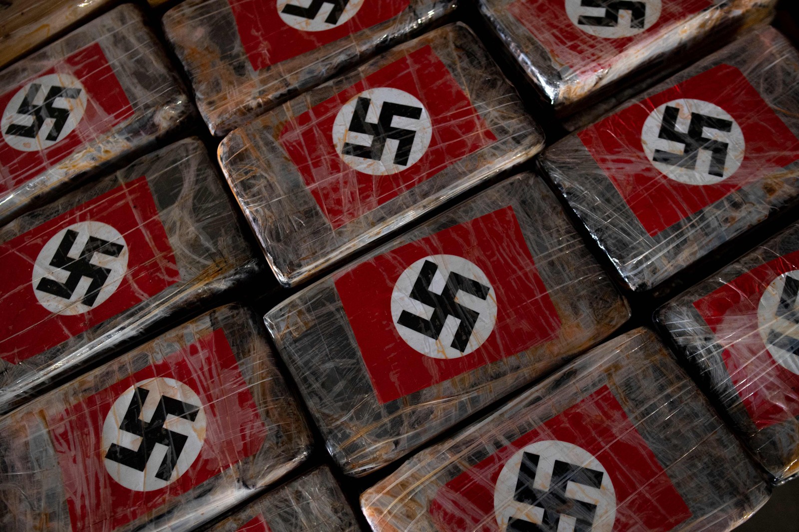 Espanha apreende 9,5 toneladas de cocaína em pacotes estampados com símbolos nazistas e marcas de luxo — Foto: Reprodução