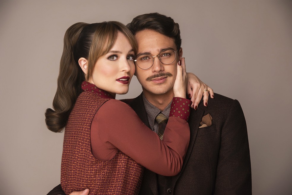 Larissa Manoela e André Luiz Frambach estrelam a comédia "Descalços no Parque", que chega ao Teatro Clara Nunes — Foto: Divulgação/Pino Gomes