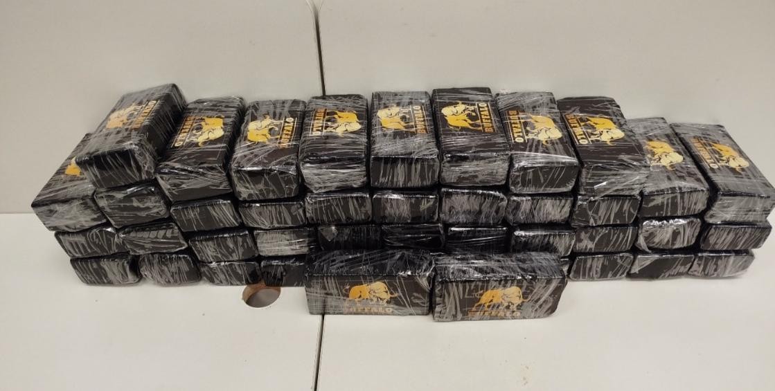 Motorista que transportava 50 quilos de cocaína em cabine de caminhão é preso na Dutra