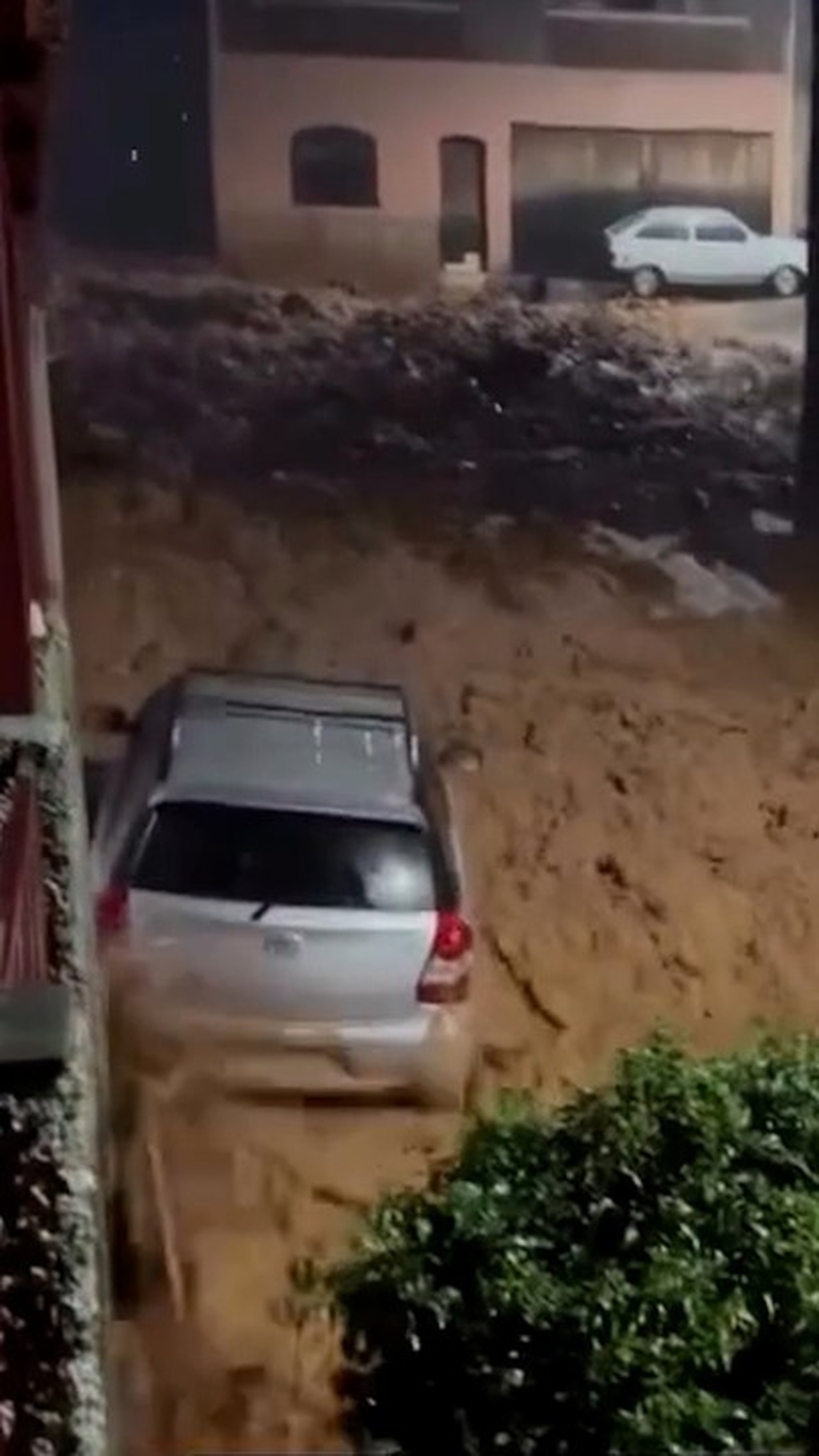 V&iacute;deo mostra caix&otilde;es sendo arrastados por enxurrada em Ub&aacute;