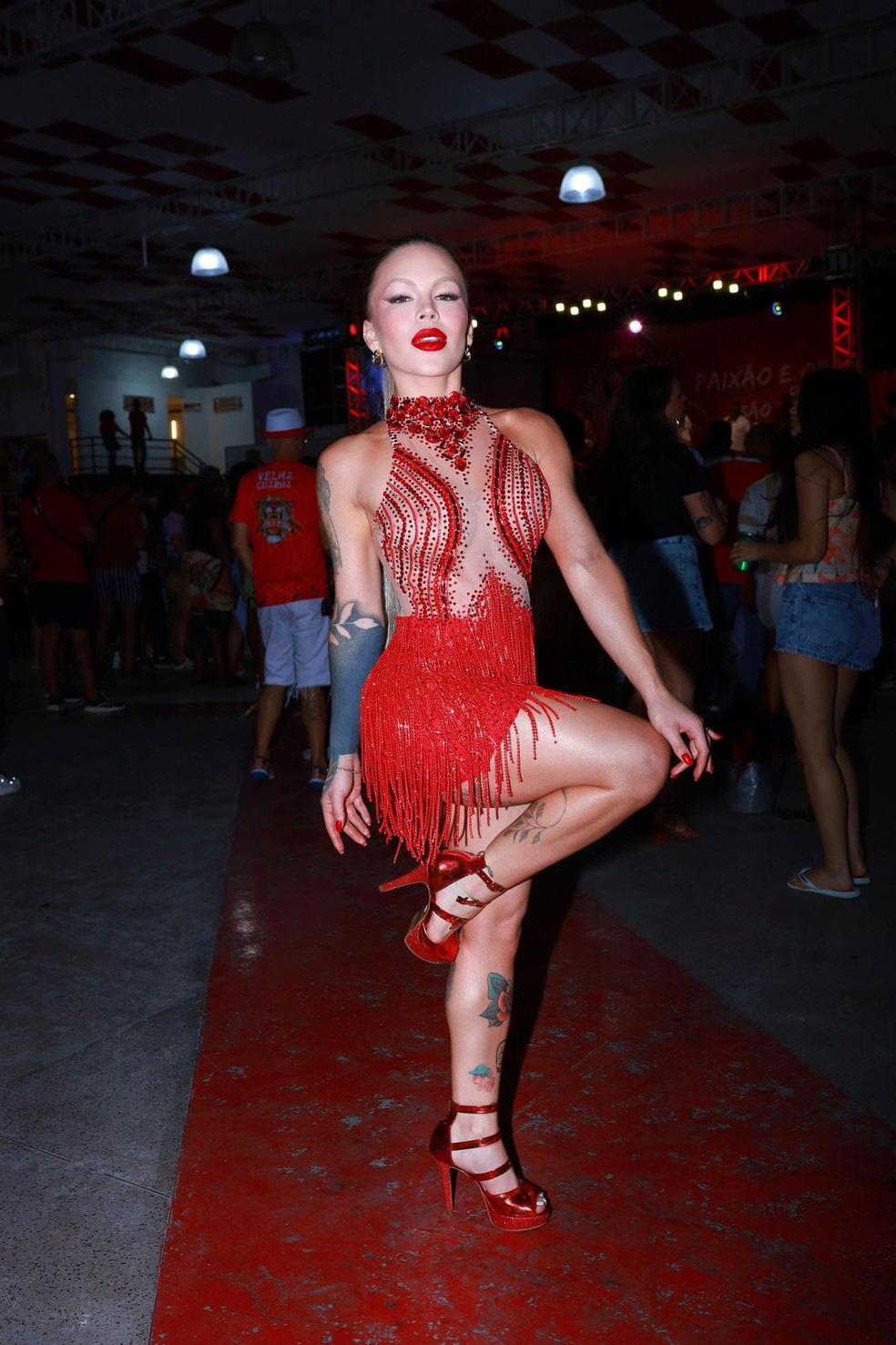 A musa da microcintura Ravena Hanniely pesa o figurino antes dos ensaios do carnaval — Foto: @ravenahanniely.oficial | CO Assessoria