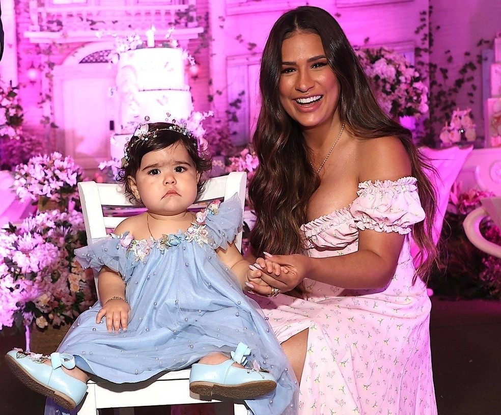 A cantora Simone Mendes com a filha Zaya, de 2 anos — Foto: Reprodução/Instagram