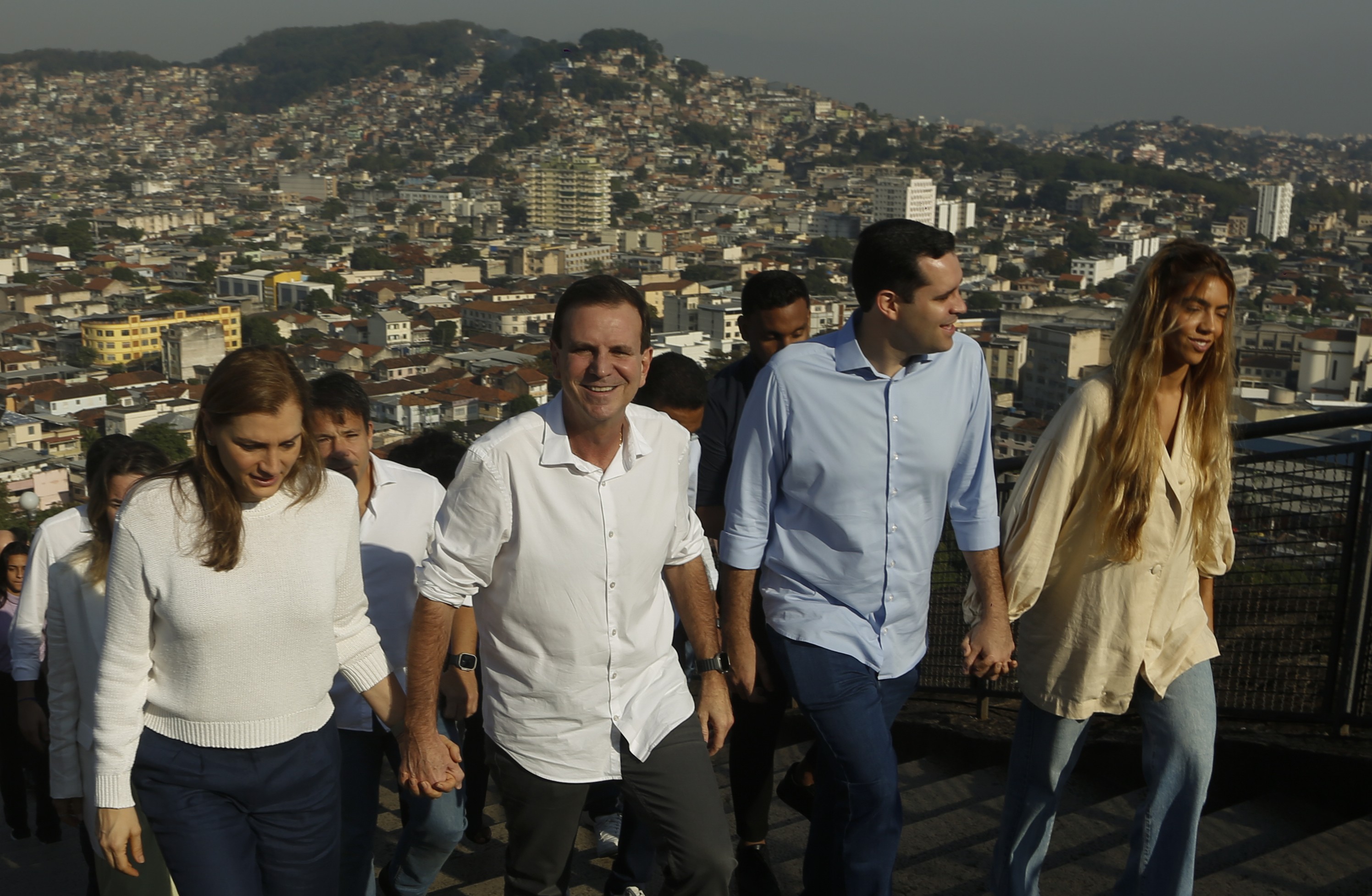 Aposta em padrinho, escadaria de igreja e adesivaço em reduto: como os candidatos ao governo do Rio iniciarão a campanha