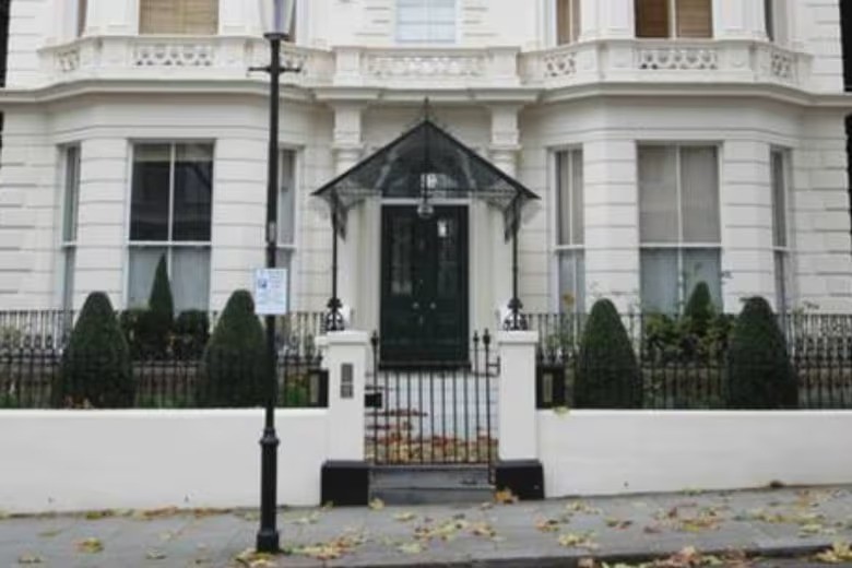 A mansão de David e Victoria Beckham está localizada em Holland Park, Londres, e é avaliada em 31 milhões de libras — Foto: Reprodução/Revista Hello