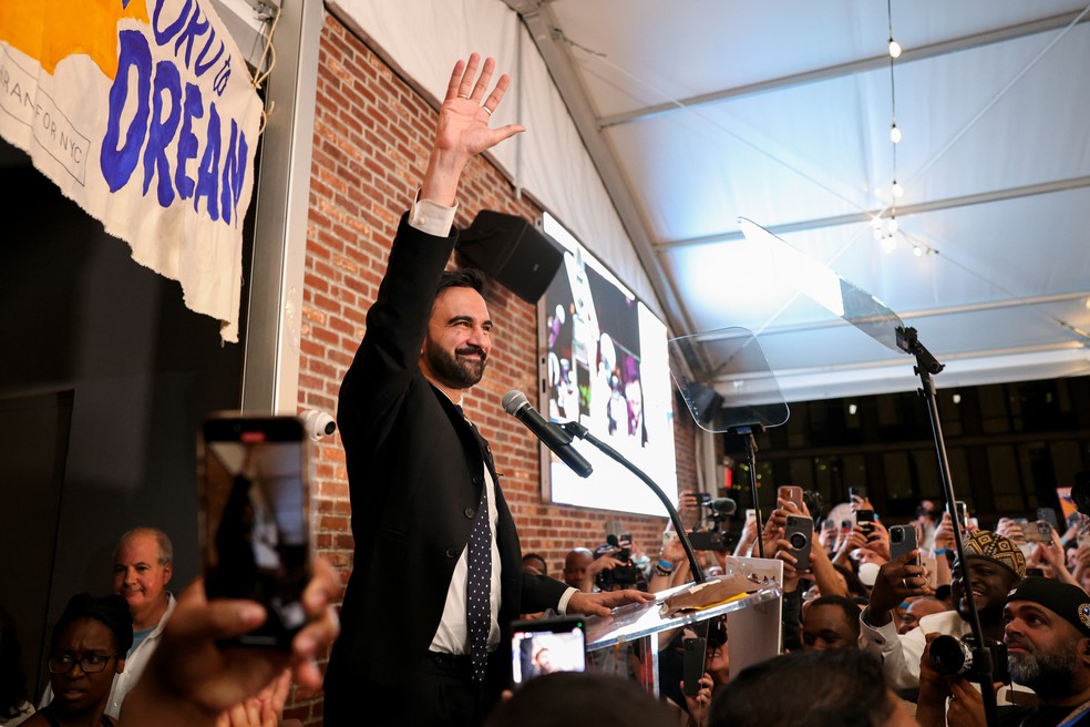 Zohran Mamdani durante evento na noite da eleição em Nova York. Mais de 930 mil eleitores participaram das primárias democratas, muitos enfrentando temperaturas recordes para votar — Foto: Christian Monterrosa/Bloomberg