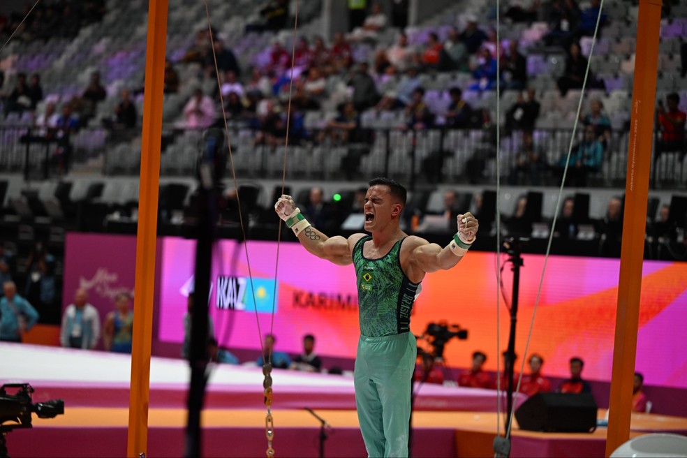 Caio Souza vibra após boa apresentação nas argolas — Foto: Melogym/CBG