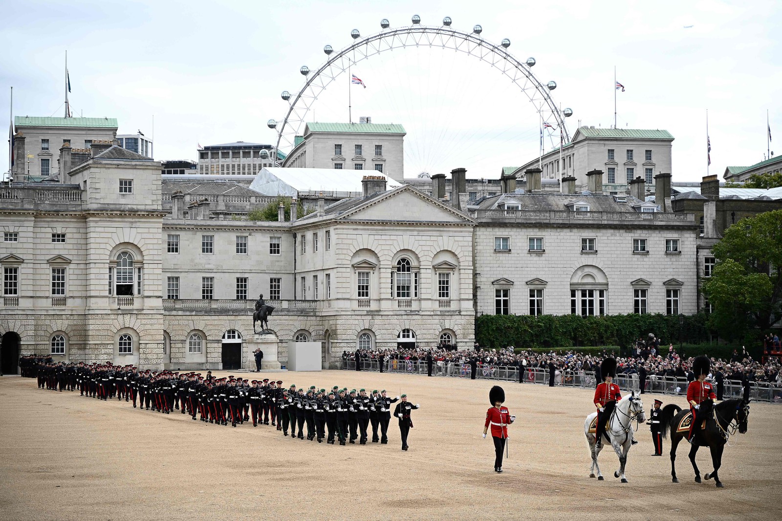 Soldados marcham à frente do cortejo fúnebre da Rainha Elizabeth II, na Horse Guards, a caminho do Arco Wellington — Foto: LOIC VENANCE / POOL / AFP