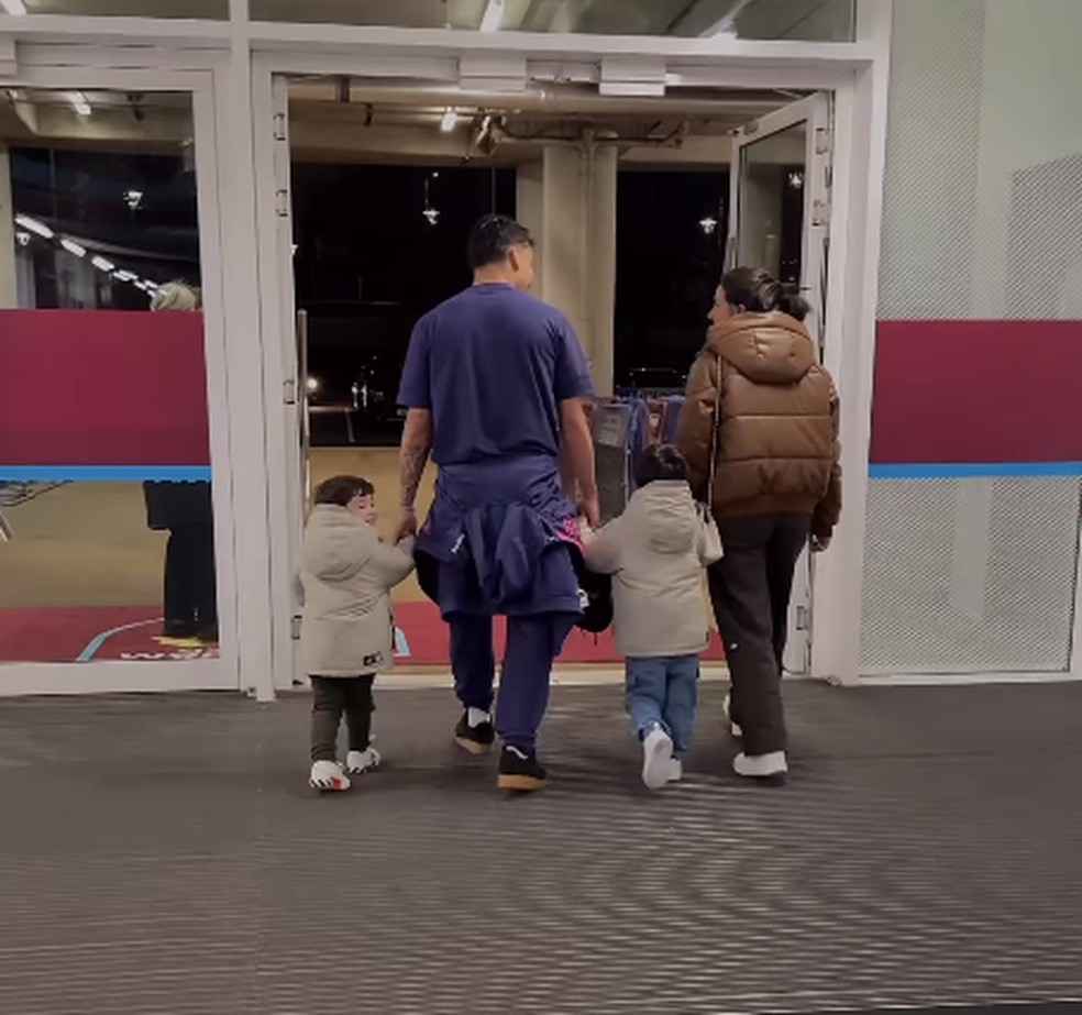 Lucas Paquet&aacute; e Duda Fournier deixam est&aacute;dio do West Ham com os filhos, Ben&iacute;cio e Filippo &mdash; Foto: Reprodu&ccedil;&atilde;o/Instagram