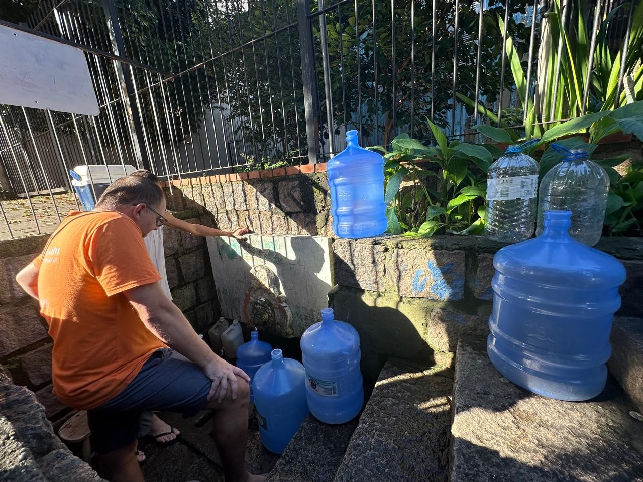 Moradores de Porto Alegre vivem escassez de água potável — Foto: Fernanda Canofre