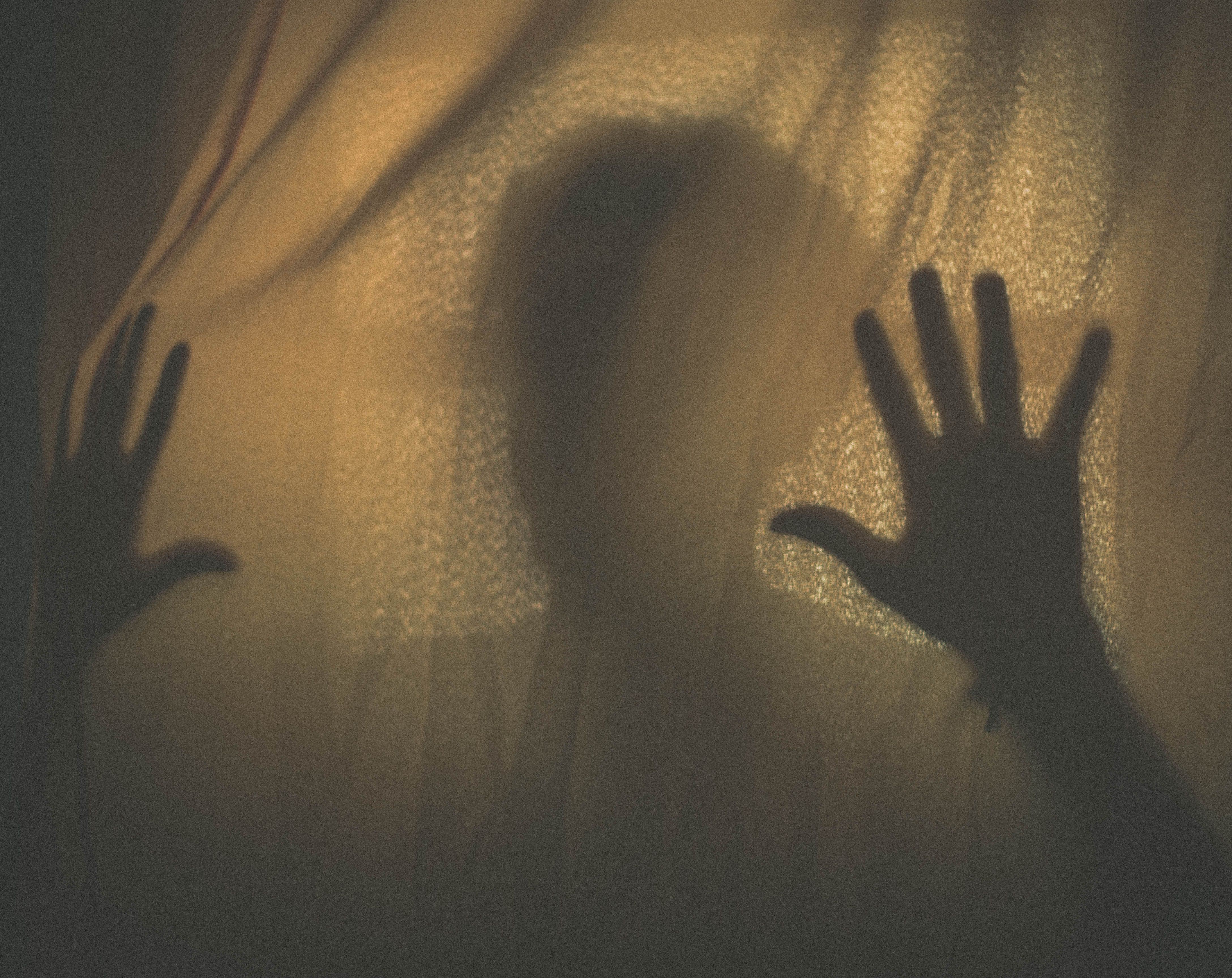 Psicologia do medo: por que somos fascinados por filmes de terror, e o que esse prazer revela sobre nós?