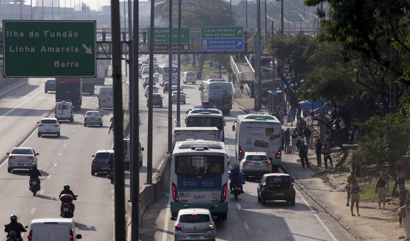 Avenida Brasil, na altura da Vila do João: bandidos desembarcam pela pista lateral, em acessos da Maré, em casos de roubo em coletivo, diz operador — Foto: Marcelo Theobald/Agência O Globo
