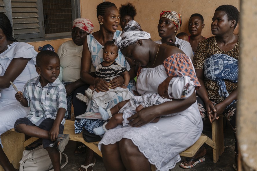 Mães e bebés à espera de vacinas em Acra, Gana, em julho de 2023