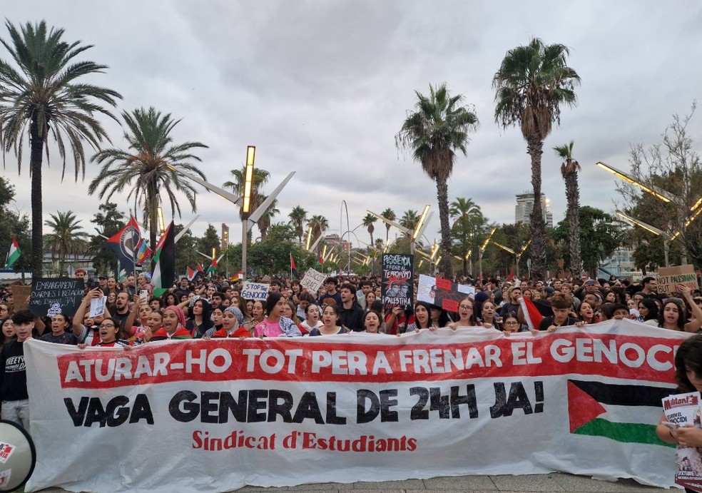 Protesto em Barcelona exige o fim do genocídio do povo palestino em Gaza — Foto: Reprodução / redes sociais