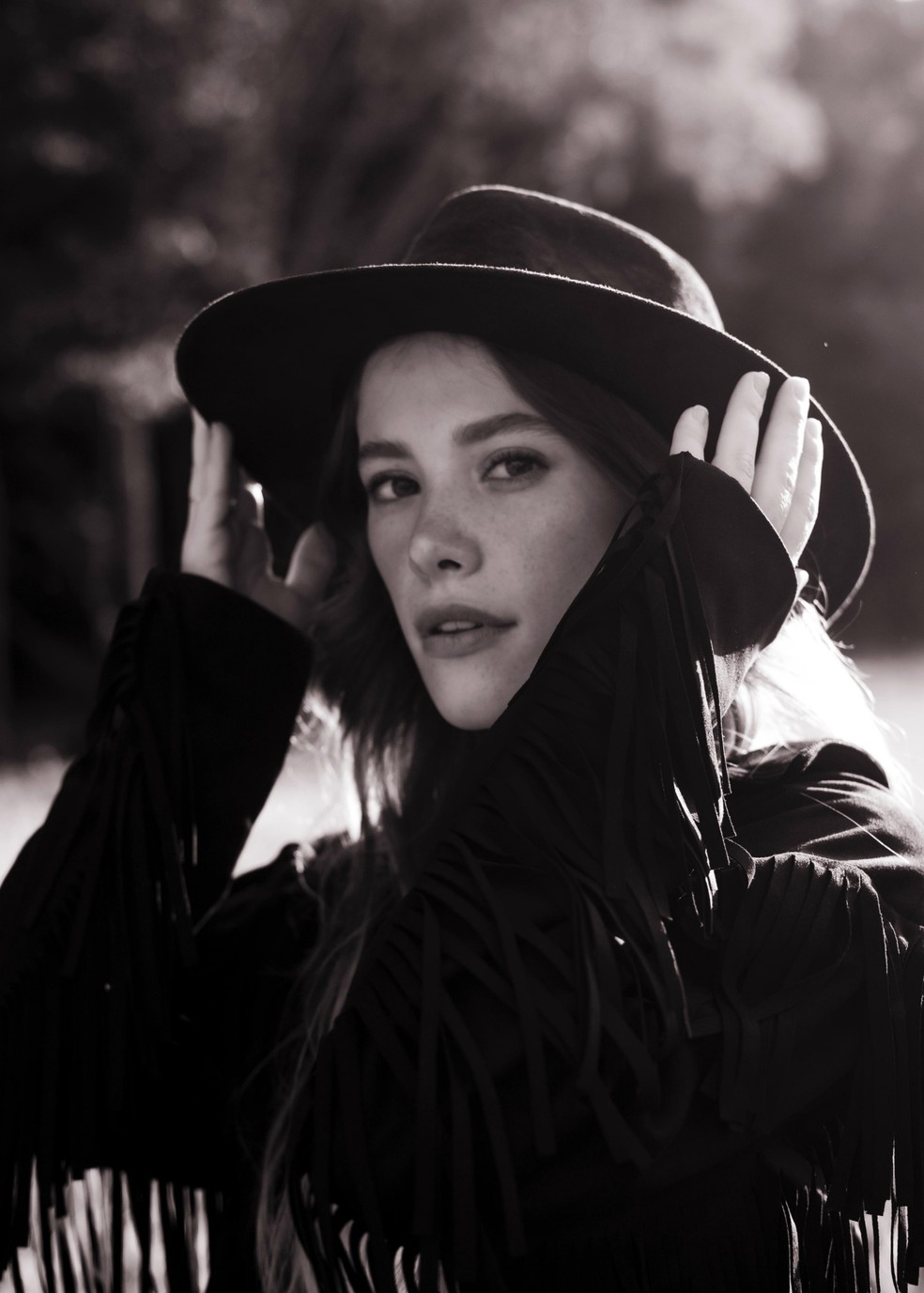 Atriz Caroline Dallarosa projeta carreira entre novelas, cinema e romance autoral — Foto: Divulgação Camila Cardoso