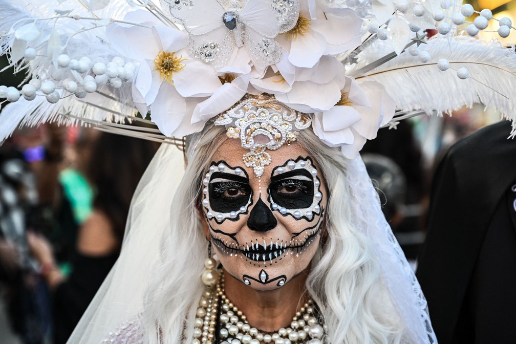 Desfile em celebração ao Dia do Muertos no sábado (1/11), em Fort Lauderdale, Flórida - EUA — Foto: Chandan Khanna / AFP
