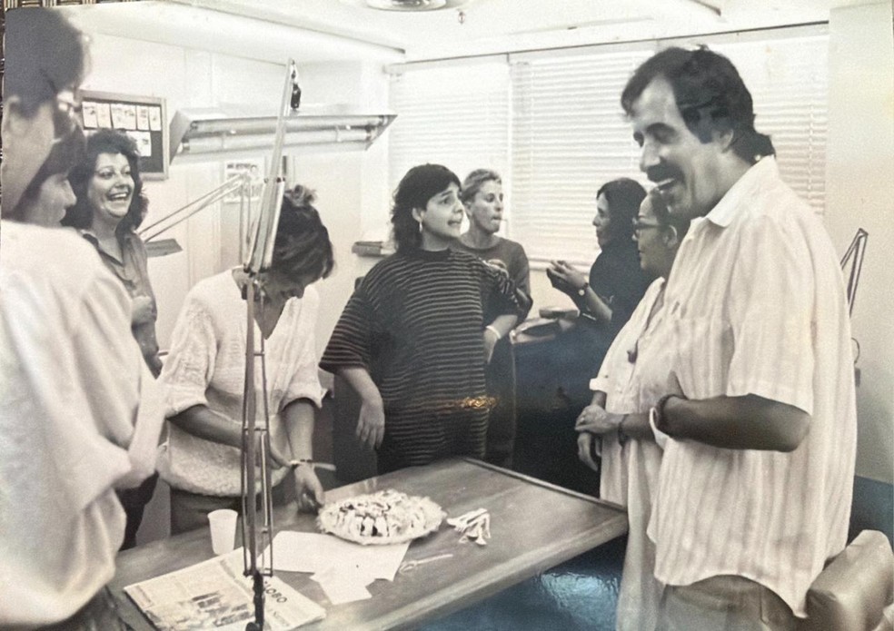 O jornalista Mário Rolla na redação do Jornal da Vale, o qual criou em 1985 — Foto: Arquivo Pessoal