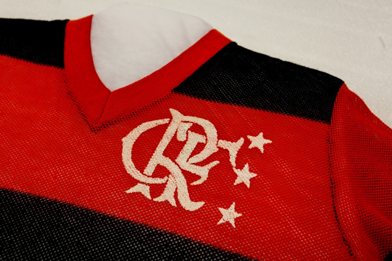 Camisa oficial, listrada em preto e vermelho e feita em tricot, dos anos 80: pesada. Foto de Gabriel de Paiva/ Agência O Globo