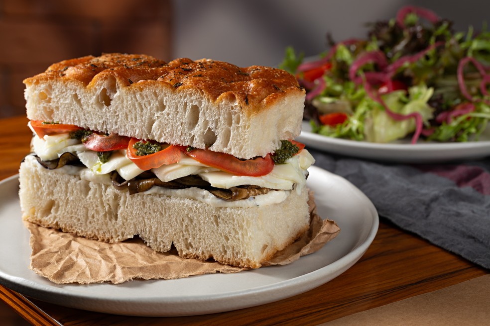 Puli Trattoria: focaccia, berinjela grelhada, tomate fresco, muzzarela de búfala e pesto — Foto: Divulgação / Foto de Rodrigo Azevedo