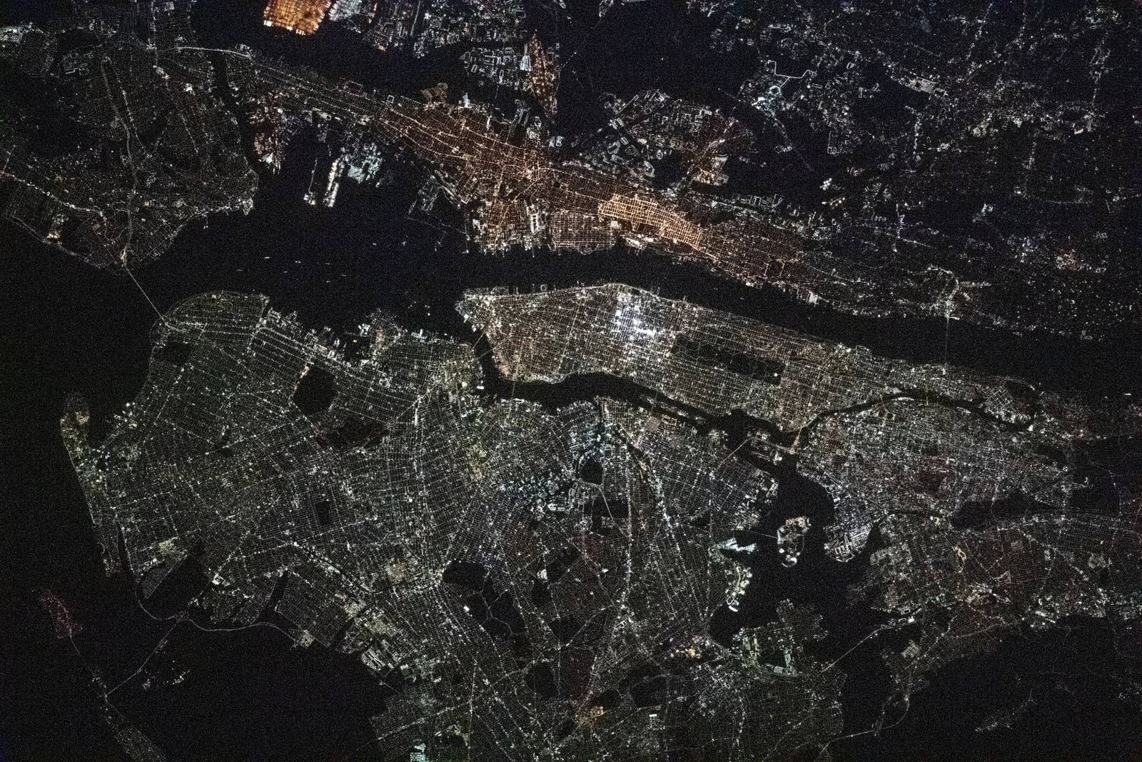 Fotografia noturna área metropolitana de Nova York e Nova Jersey tirada em 30 de dezembro de 2020 a partir da Estação Espacial Internacional, a cerca de 420 quilômetros acima da Pensilvânia