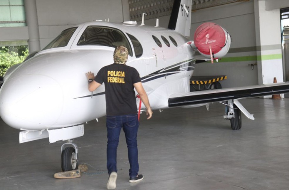 Em outubro, a PF flagrou o transporte de notas no valor de R$ 1,1 milhão não declarado, num jato de pequeno porte, no Aeroporto de Belém. A suspeita é de compra de votos — Foto: Divulgação/PF