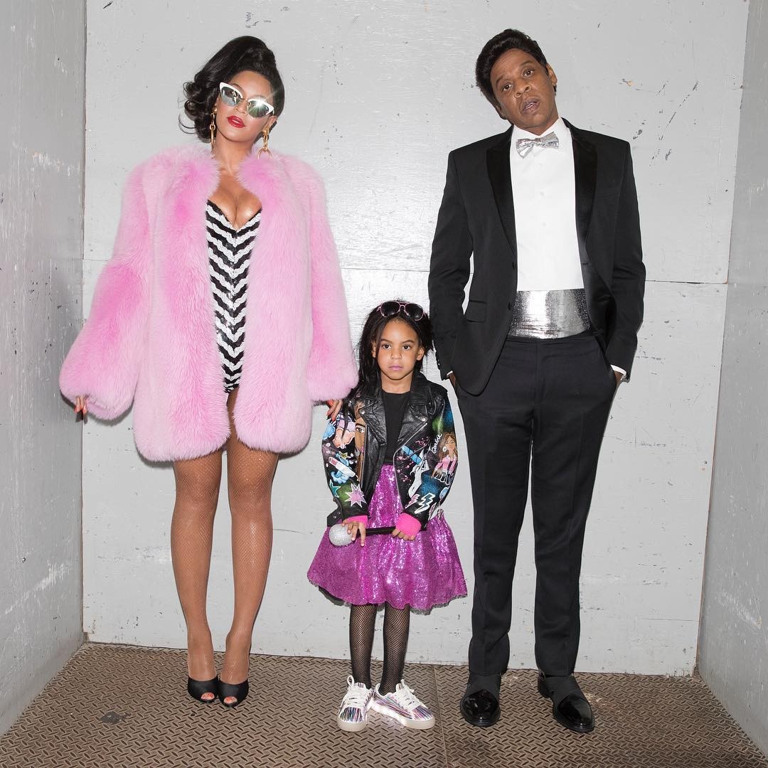 Beyoncé e Jay-Z com a primeira filha do casal, Blue Ivy, em post no Instagram de 1º de novembro de 2016 — Foto: Instagram (@beyonce) / Reprodução