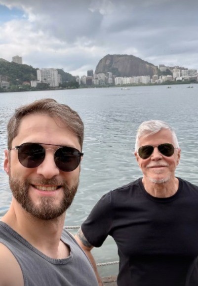 Miguel Falabella posta foto com o namorado durante passeio no Rio