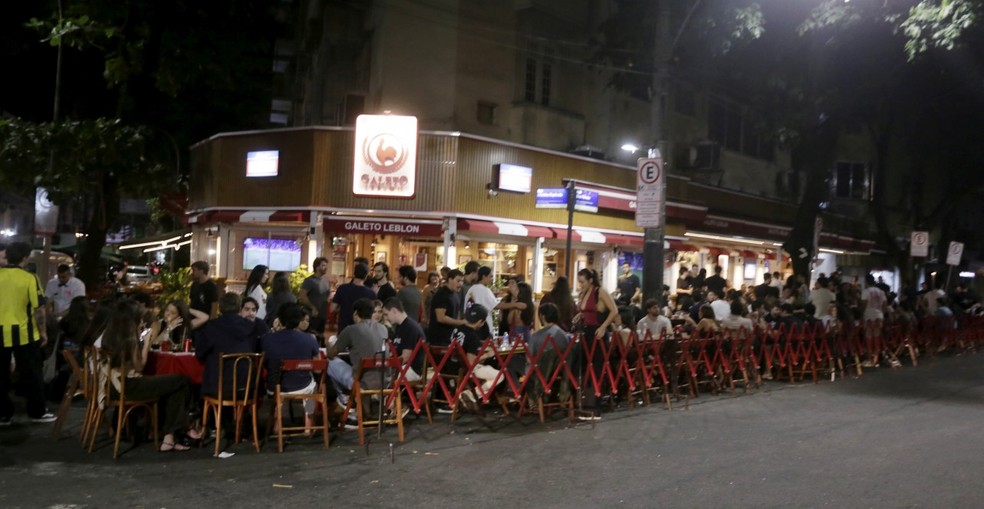 Na Dias Ferreira, no Leblon: mesas e cadeiras dentro e fora do cercadinho na rua — Foto: Marcelo Theobald