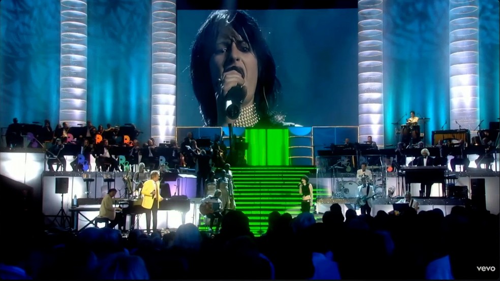 Amy lamenta só ter ensaiado uma única vez com Rod Stewart antes da apresentação que marcou sua carreira — Foto: Rod Stewart: @rodstewart / Youtube