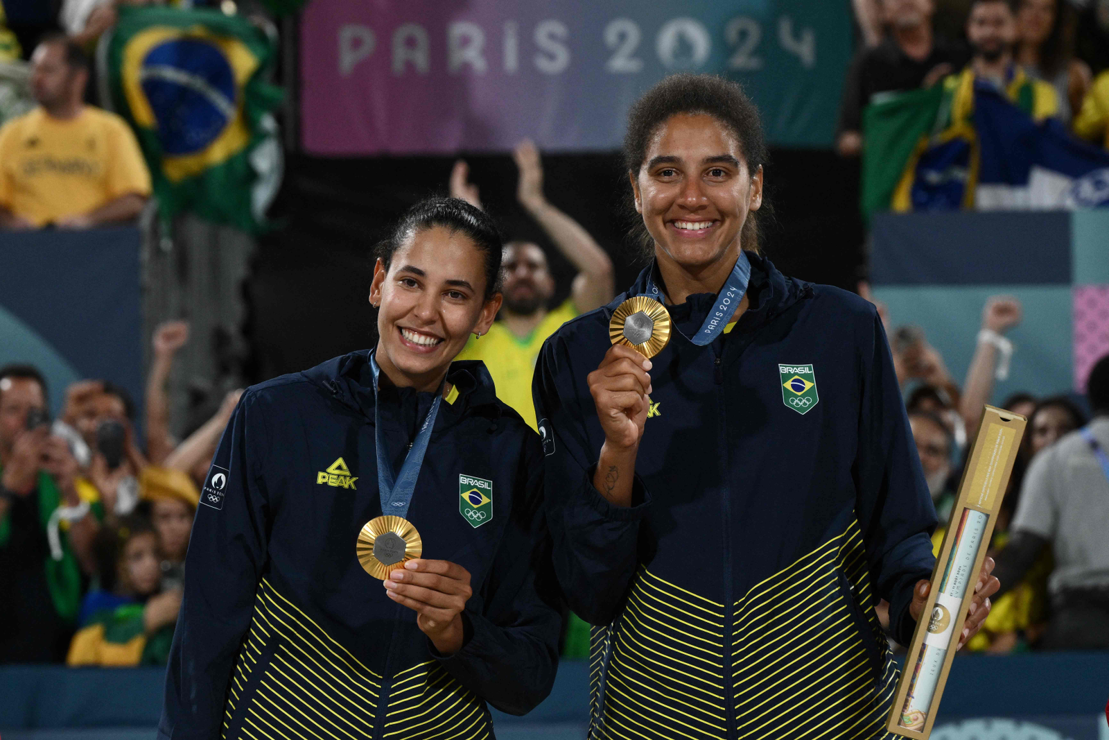 Ana Patrícia e Duda derrotam canadenses e conquistam o ouro no vôlei de praia — Foto: Jeff PACHOUD / AFP