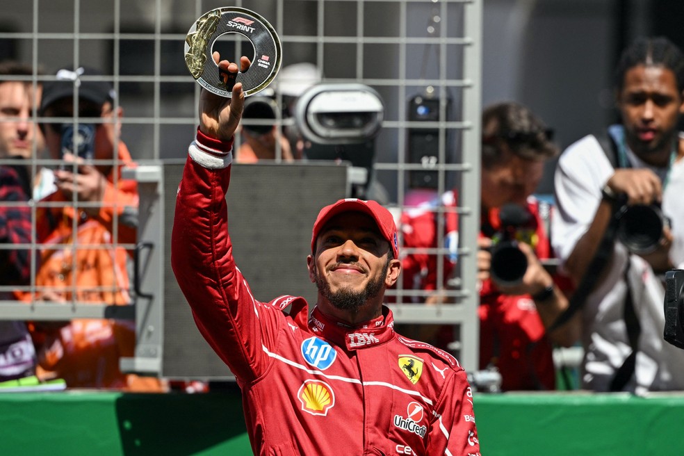 'O sabor da vitória nos deixou ainda mais faminto', diz Hamilton após vencer sprint no GP da China — Foto: Greg Baker / AFP