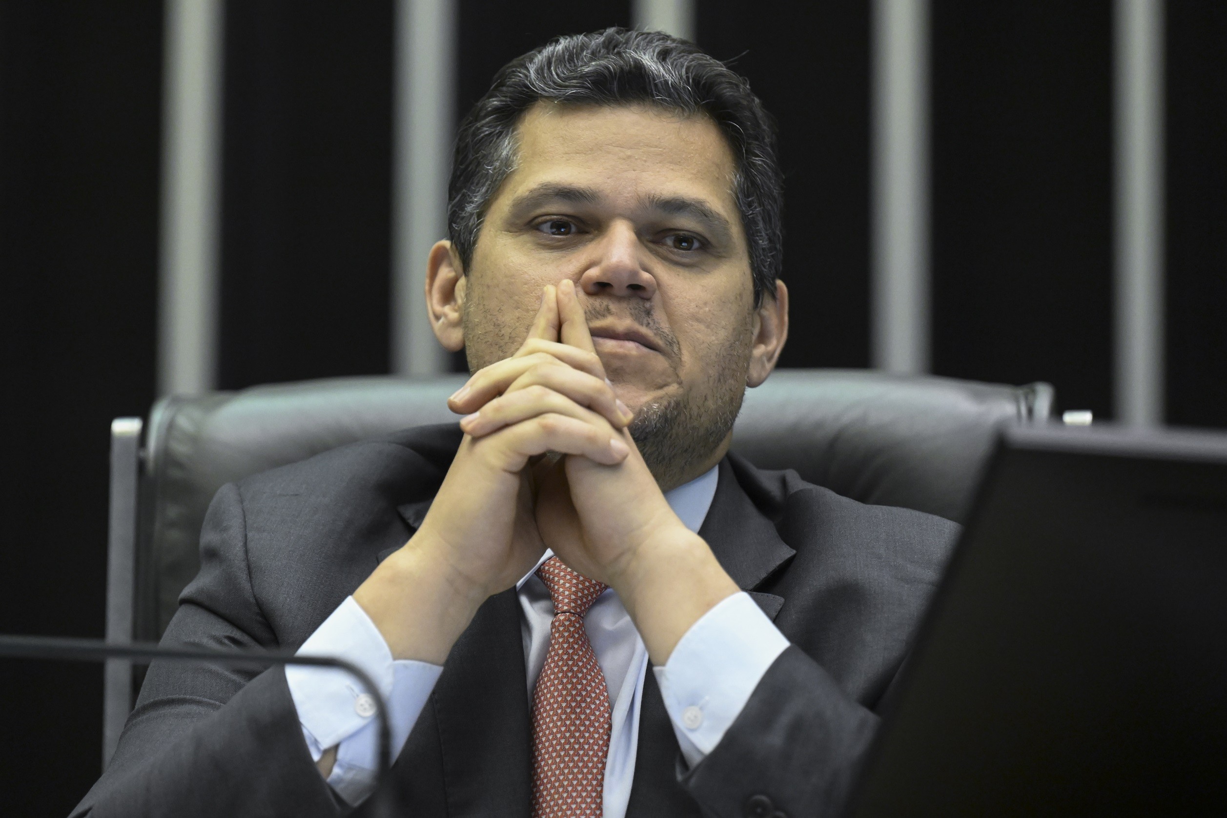 Ministros procuram Alcolumbre para tentar evitar pautas-bomb
