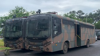 Ônibus militares estacionados perto do Palácio do Planalto — Foto: reprodução