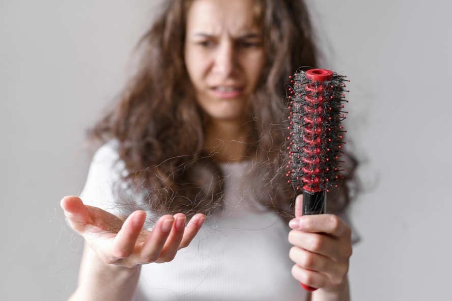 Quais vitaminas devo tomar se meu cabelo estiver caindo muito?