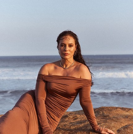 Paolla Oliveira usando um vestido no tom Mocha Mousse — Foto: Reprodução/Instagram