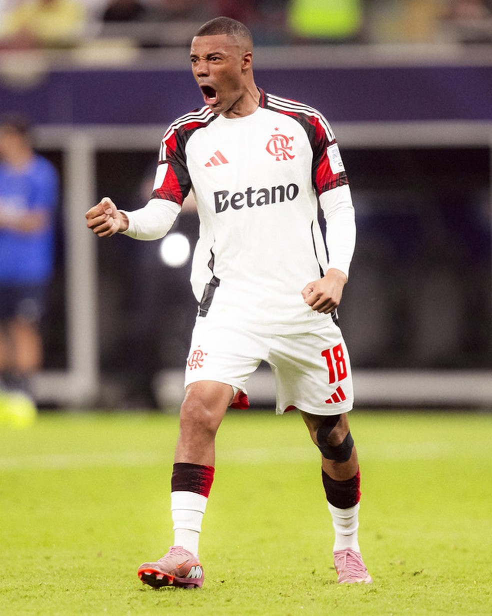 De La Cruz em a&ccedil;&atilde;o na final contra o PSG &mdash; Foto: Flamengo