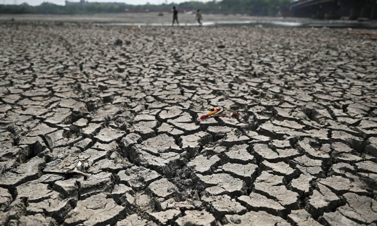 O leito seco do rio Yamuna, em Nova Délhi. Calor sem precedentes coloca sob ameaça vidas, colheitas e o fornecimento de eletricidade — Foto: SAJJAD HUSSAIN / AFP